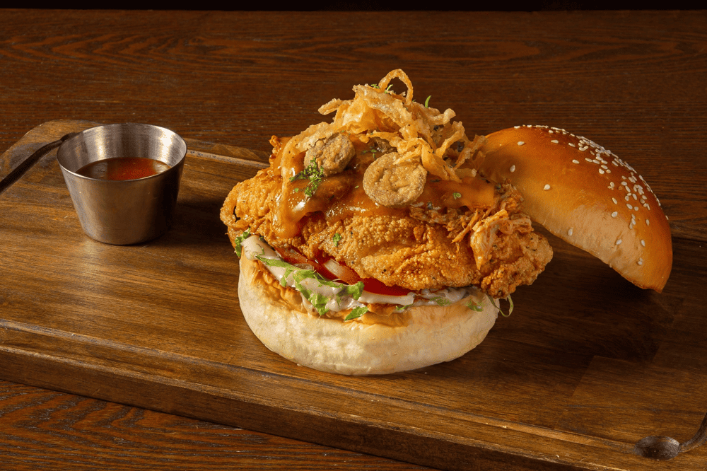 Chops Old Quarter has a variety of burgers from traditional beef burgers to vegetarian burgers, every taste bud will be satisfied (Source: Chops Vietnam)